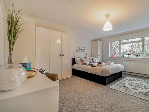 een slaapkamer met een bed en een groot raam bij 2 Bed in Stratford-upon-Avon 94299 in Stratford-upon-Avon