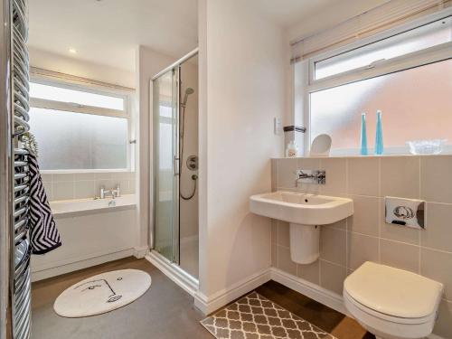 W łazience znajduje się toaleta, umywalka i prysznic. w obiekcie 2 Bed in Stratford-upon-Avon 94299 w mieście Stratford-upon-Avon