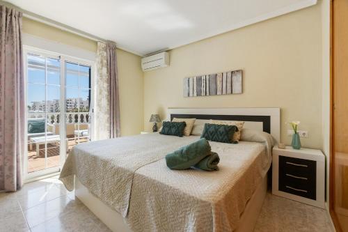 een slaapkamer met een groot bed en een balkon bij AZUL by the Sea in Villamartin