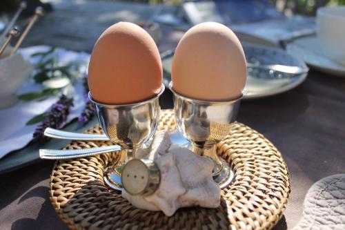 a tray with two eggs on top of a table at "Le Vent d'Étoile" B&B and Guesthouses in Mormoiron