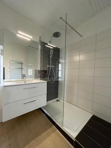 une salle de bain avec une douche en verre et un lavabo dans l'établissement Maison de la Fontaine, à Valleraugue