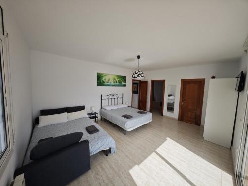 uma sala de estar com uma cama e um sofá em Villa Fradera em Lloret de Mar