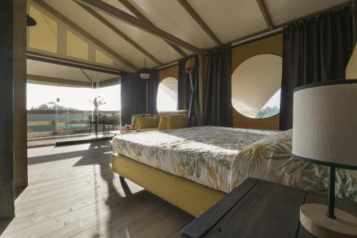 1 dormitorio con cama y ventana grande en Azienda Agricola Le Querce, en Palaia