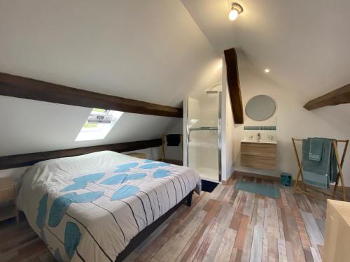 Katil dua tingkat atau katil-katil dua tingkat dalam bilik di Chez Claire et Ju