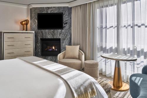Habitación de hotel con cama y chimenea en St. Regis Aspen Resort en Aspen