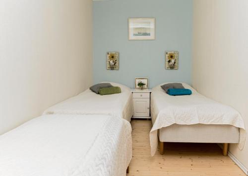 2 łóżka pojedyncze w pokoju z białymi ścianami w obiekcie Papli 2 Accommodation w Parnawie