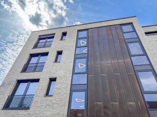 a building with arrows on the side of it at Townhome Hotel Hannover - Digital Access - kontaktloser Check-in in Hannover