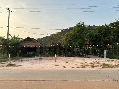 un grupo de banderas están colgando sobre una playa en Maloop Cafe Bungalow en Koh Rong Island