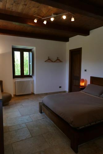 - une chambre avec un grand lit et une fenêtre dans l'établissement Casino del Monaco, à Casalvieri