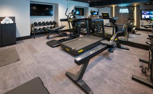 克勞利的住宿－ibis Styles London Gatwick Airport，一间健身房,里面配有跑步机和机器