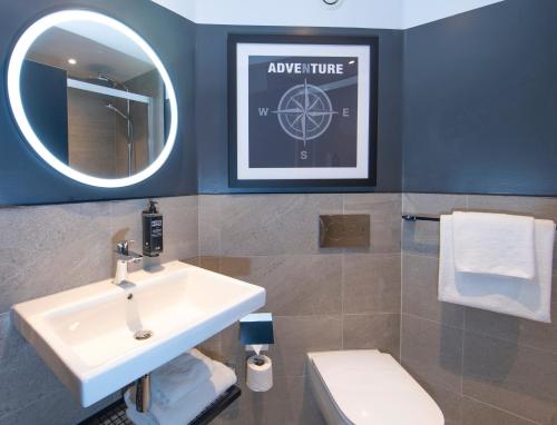 bagno con lavandino, specchio e servizi igienici di ibis Styles London Gatwick Airport a Crawley