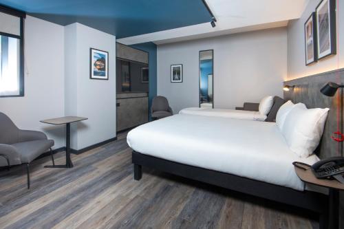 ein Hotelzimmer mit einem Bett, einem Schreibtisch und einem Stuhl in der Unterkunft ibis Styles London Gatwick Airport in Crawley