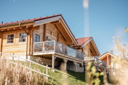 Casa de madera con balcón y terraza en Almhütten Skorianz- Die Grüne Hirschhütte, en Klippitztorl