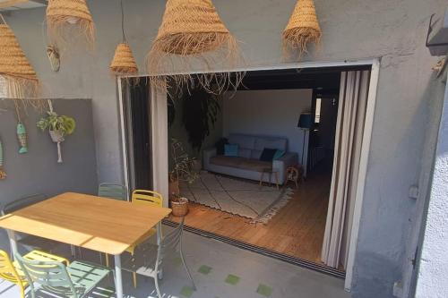 une chambre avec une table et des chaises ainsi qu'un salon dans l'établissement Duplex atypique avec terrasse, à Marseille