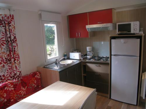 A kitchen or kitchenette at Le Ruisseau - EuroResorts Bidart