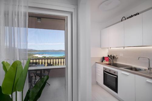 Una cocina con vista al mar en Harenae Beach Gataway by Wonderful Italy, en Porto Rotondo