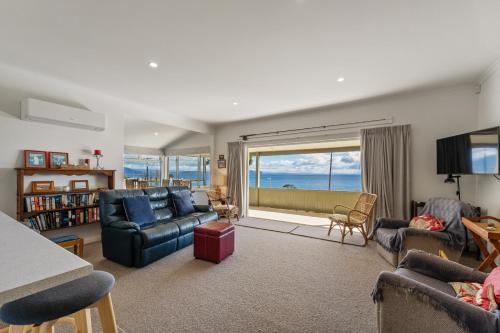 TV a/nebo společenská místnost v ubytování Lakeview Scope - Tauranga Taupo Retreat