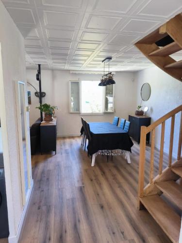 - un salon avec une table au milieu dans l'établissement Maison chaleureuse à Ajaccio avec vue sur le jardin, à Ajaccio