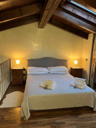 een slaapkamer met een groot bed met handdoeken erop bij Bilocale Dafne Abbadesse Guest House in Milaan