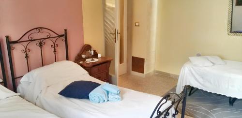 1 dormitorio con 2 camas y vestidor en One bedroom apartement with sea view and terrace at Trani 1 km away from the beach, en Trani