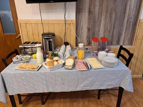 stół ze śniadaniem i napojami w obiekcie Hotel Condor de Plata w mieście Punta Arenas
