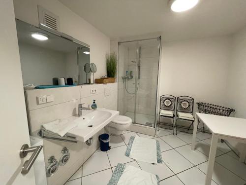 Gästezimmer bei Ingrid في توبينغن: حمام مع حوض ودش ومرحاض