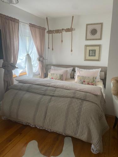 1 cama grande en un dormitorio con ventana en Lomnice nad Popelkou, en Lomnice nad Popelkou