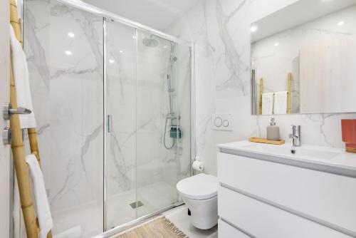 Lovely 2-bed in the city centre with a sunny balcony