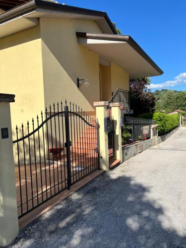 Ein schwarzer Zaun vor einem Haus in der Unterkunft Assisi, la Noce in Petrignano
