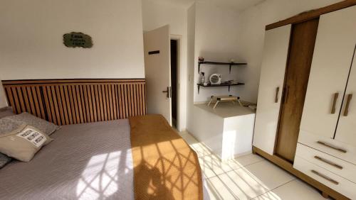 een slaapkamer met een bed en een dressoir bij Loft Individual Aconchegante in Rio Grande
