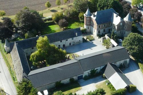 una vista aérea de un gran edificio con iglesia en Gîte de Marsinne - Le Moulin, en Héron