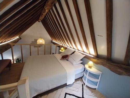 1 dormitorio con 1 cama blanca en el ático en Gîte de Marsinne - Le Moulin, en Héron