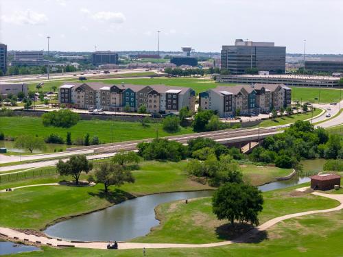 Uma vista aérea de Soka Suites Dallas - Las Colinas
