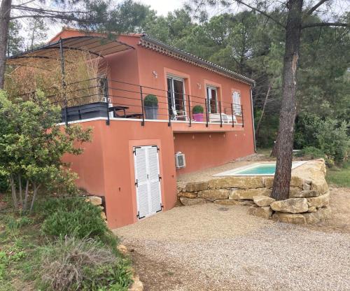 ein Haus mit Pool davor in der Unterkunft La villa Rosa in Bédoin