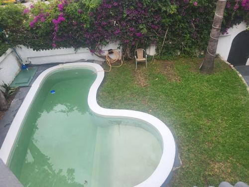 - une vue sur la piscine dans la cour dans l'établissement VILLA ADAM TANGIER, à Tanger