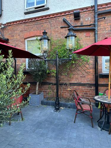 a street light with a table and chairs next to a brick building at Chester House Guest House in Chester