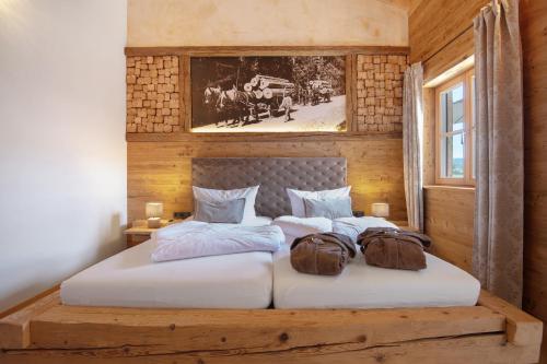 2 camas en un dormitorio con una foto en la pared en Bergchalet 1, en Freyung