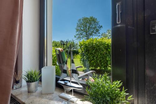 a balcony with chairs and a view of a yard at An der Silberfuchsbörse in Engbüttel