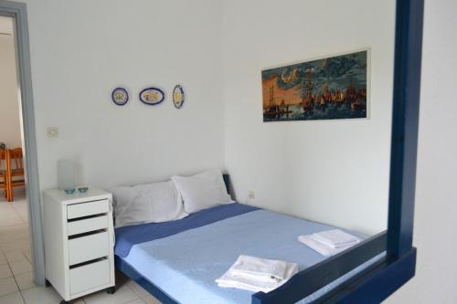 Summer House with sea view and garden في كريوبيجي: غرفة نوم بسرير ازرق ومرآة