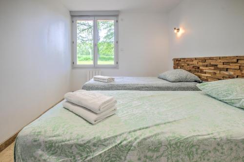 two twin beds in a room with a window at Gite Deodatus avec piscine in Cladech