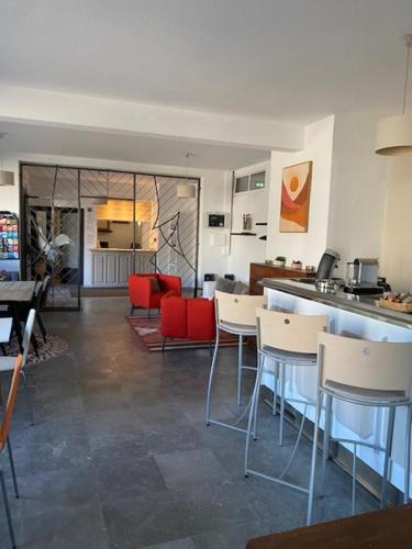 una cucina con sedie e un bar in una stanza di L'Aiglon Bylitis a Porto Vecchio
