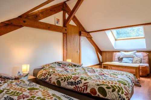 1 dormitorio con 2 camas y ventana en Gîte La Ramée en Ban-sur-Meurthe-Clefcy