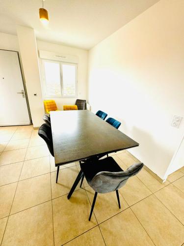 une salle à manger avec une table et des chaises dans l'établissement Superbe duplex au pied de la plage, à Mimizan