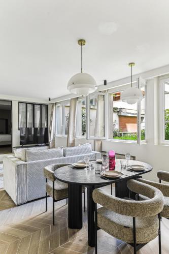 un salon avec un canapé, des tables et des chaises dans l'établissement Rare pearl-Apt d'architecte-Auteuil, à Paris