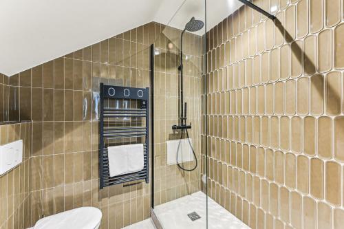 une salle de bain avec douche et toilettes dans l'établissement Rare pearl-Apt d'architecte-Auteuil, à Paris