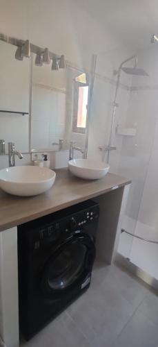 une salle de bain avec deux lavabos et une machine à laver dans l'établissement Jolie et Moderne T2 Mezzanine - SANTA FE 116, à Canet