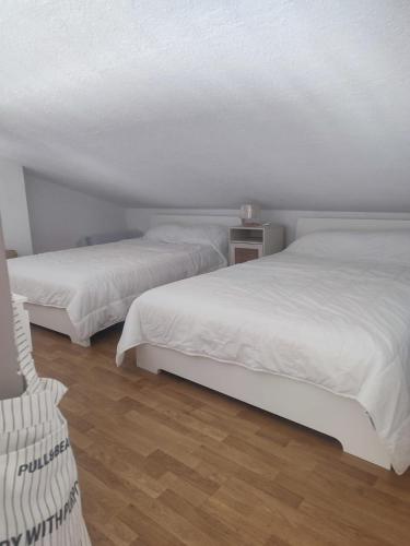 - 2 lits avec des draps blancs dans une chambre dans l'établissement Jolie et Moderne T2 Mezzanine - SANTA FE 116, à Canet