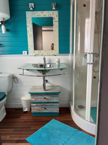 ein Badezimmer mit Waschbecken und Dusche in der Unterkunft Appartement Résidence Saint Jours - Centre ville in Vieux-Boucau-les-Bains