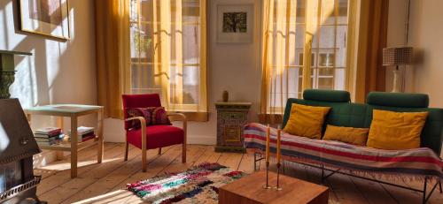 a living room with a couch and two chairs at Appartement in het oude centrum van Zutphen in Zutphen