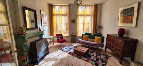 a living room with a fireplace and a tv at Appartement in het oude centrum van Zutphen in Zutphen